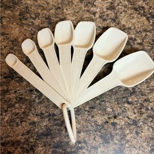 Sold!!! Tupperware Cream Measuring Spoon Set